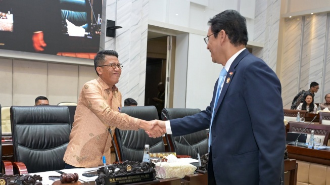 Ketua Komisi XI DPR RI Mukhamad Misbakhun dan Menkeu Purbaya Yudhi Sadewa dalam Rapat Kerja Komisi XI DPR RI bersama Menteri Keuangan di Ruang Rapat Komisi XI, Kompleks Parlemen, Senayan, Jakarta, pada Senin (15/6/2026). [Dok. Kemenkeu]