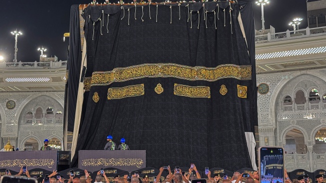 Petugas melakukan proses penggantian kain penutup Ka'bah atau kiswah di Masjidil Haram, Makkah, Arab Saudi, Senin (15/6/2026) waktu setempat. [ANTARA FOTO/Citro Atmoko/sgd]