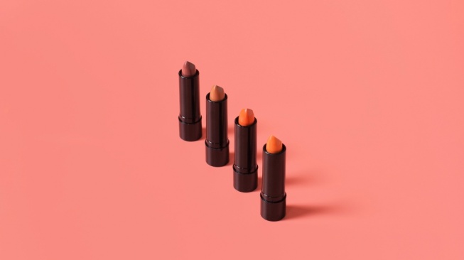 Kulit Warm Undertone Cocok Pakai Lipstik Warna Apa? Coba 7 Shade yang Lagi Tren