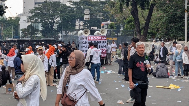 'Sempurna Hanya Milik Allah!' Massa Gelar Aksi Damai Minta MBG Lanjut dan Sikat Koruptornya!