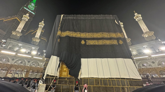 Sejumlah askar berjaga saat proses penggantian kain penutup Ka'bah atau kiswah di Masjidil Haram, Makkah, Arab Saudi, Senin (15/6/2026) waktu setempat. [ANTARA FOTO/Citro Atmoko/sgd]