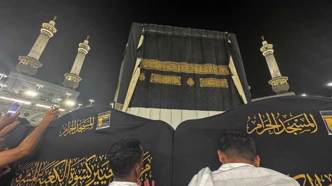 Umat Islam memanjatkan doa saat berlangsung proses penggantian kain penutup Ka'bah atau kiswah di Masjidil Haram, Makkah, Arab Saudi, Senin (15/6/2026) waktu setempat. [ANTARA FOTO/Citro Atmoko/sgd] 
