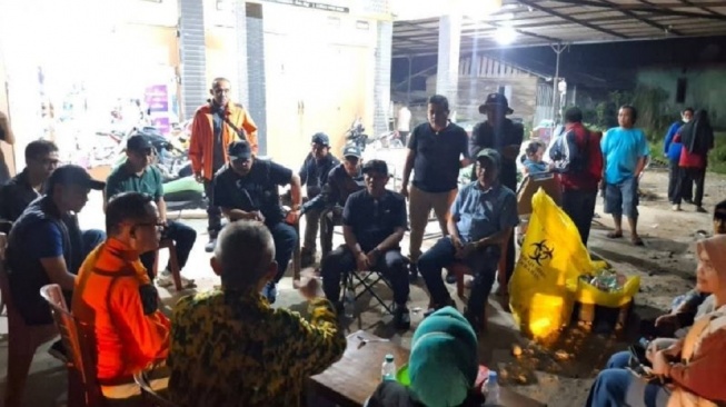 Bupati Sigi Moh Rizal Intjenae didampingi Wabup Samuel Yansen Pongi memimpin rapat darurat bersama kepala-kepala OPD teknis terkait untuk membahas penanganan lokasi terdampak bencana di Palolo dan Nokilalaki, Sigi, Sulteng, Selasa (16/6/2026). ANTARA/HO-BPBD Sigi