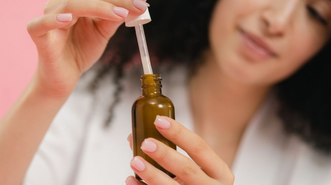 9 Rekomendasi Serum untuk Flek Hitam Usia 40 Tahun ke Atas, Bye Kulit Kusam