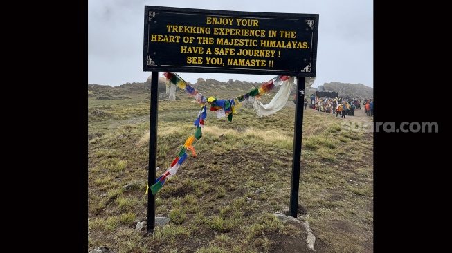 Papan informasi menyambut para pendaki di kawasan Annapurna Base Camp, Nepal, yang menjadi salah satu destinasi trekking populer di Pegunungan Himalaya, Jumat (29/5/2026). [Suara.com/Rizka Chaerani] 