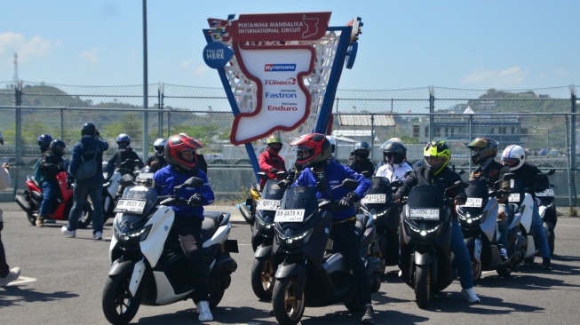 MAXi Tour Boemi Nusantara etape ke-7 digelar sembari merayakan kekayaan budaya serta alam Lombok yang cantik. Turing menggunakan jajaran motor Maxi Yamaha ini digelar selama 14-16 Juni 2026. [Dok YIMM]