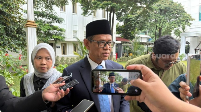 Wakil Menteri Energi dan Sumber Daya Mineral (ESDM), Yuliot Tanjung saat ditemui wartawan di Kementerian ESDM, Jakarta, Rabu (17/6/2026).&nbsp;[Suara.com/Yaumal]