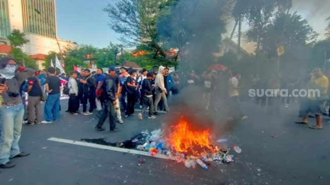 Barisan Mahasiswa Pecah, Kobaran Api di Depan Grahadi Jadi Penutup Aksi