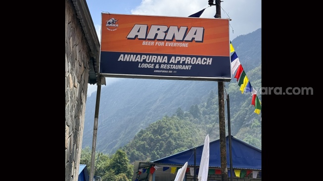 Papan nama Annapurna Approach Lodge terlihat di jalur trekking Annapurna, Nepal, Rabu (27/5/2026). [Suara.com/Rizka Chaerani]