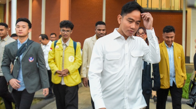 Wakil Presiden Gibran Rakabuming Raka (tengah) bersama mahasiswa berjalan menuju pesawat kepresidenan untuk mengikuti kunjungan kerja di Lanud Halim Perdana Kusuma, Jakarta, Kamis (18/6/2026). [ANTARA FOTO/Indrianto Eko Suwarso/foc]