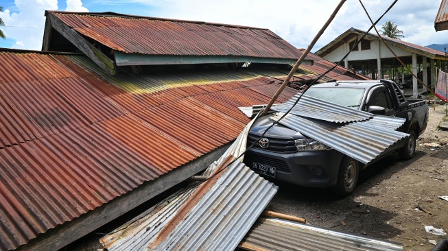 Sebuah mobil pikap tertimba bangunan akibat gempa bermagnitudo 6,7 di Desa Kamarora A, Kecamatan Nokilalaki, Sigi, Sulawesi Tengah, Rabu (17/6/2026). [ANTARA FOTO/Basri Marzuki/wsj]