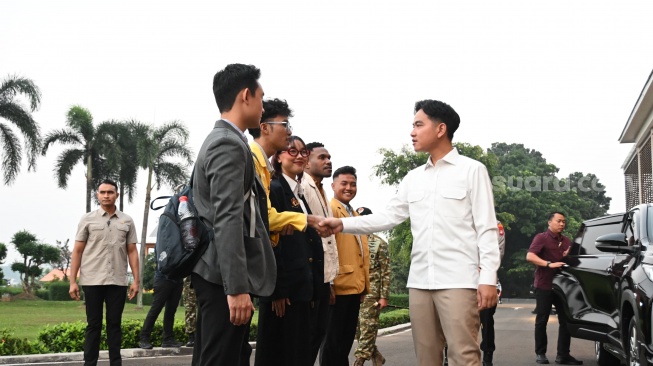 Usai Terima Massa Aksi, Gibran Ajak Mahasiswa Kunker Pantau MBG dan Kopdes Merah Putih