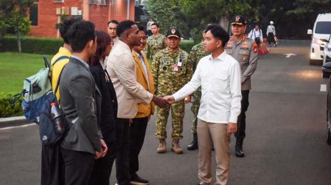 Wakil Presiden Gibran Rakabuming Raka (kanan) menyalami mahasiswa yang akan mengikuti kunjungan kerja sebelum keberangkatan di Lanud Halim Perdana Kusuma, Jakarta, Kamis (18/6/2026). [ANTARA FOTO/Indrianto Eko Suwarso/foc]