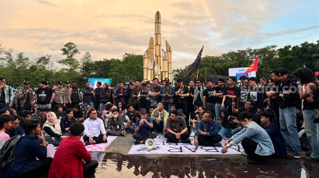 Aksi demonstrasi di Bundaran Tugu Digulis Universitas Tanjungpura (Untan), Pontianak, Kalimantan Barat (Kalbar), pada Kamis (18/6/2026). [Suarakalbar.id/Maria]