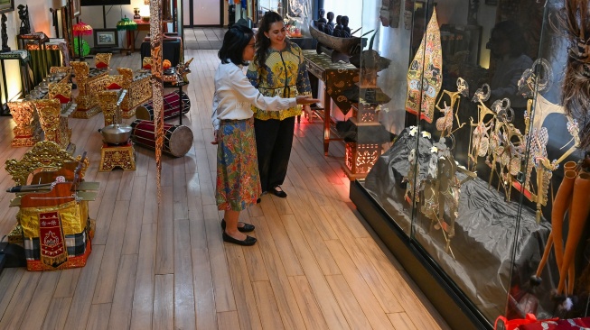 Koordinator Fungsi Penerangan, Sosial dan Budaya Kedubes RI untuk Meksiko, Anggraeni Widiastuti (kiri) menjelaskan kepada pengunjung tentang koleksi Museum Pusat Kebudayaan Indonesia di Kantor Kedubes RI di Mexico City, Meksiko, Jumat (12/6/2026) waktu setempat. [ANTARA FOTO/Aditya Pradana Putra/tom]