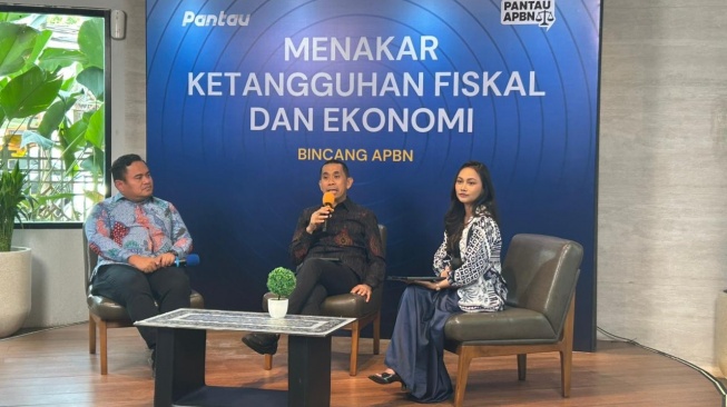 Kepala Ekonom Trimegah Sekuritas Indonesia Fakhrul Fulvian dan Anggota Komisi XI DPR RI Kamrussamad dalam acara diskusi publik 'Pantau APBN' di Jakarta, Kamis (18/6/2026).