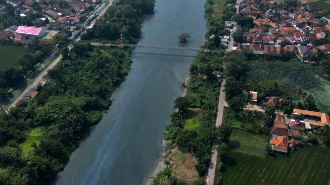 Foto udara kondisi air sungai Ciujung yang menghitam di Tiirtayasa, Kabupaten Serang, Banten, Rabu (17/6/2026). [ANTARA FOTO/Muhammad Bagus Khoirunas/wsj]