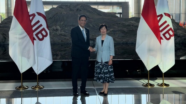 Menkeu Purbaya Yudhi Sadewa saat bertemu dengan pihak Asian Infrastructure Investment Bank (AIIB) di Kantor AIIB, Beijing, China. [Dok. Humas Kemenkeu]