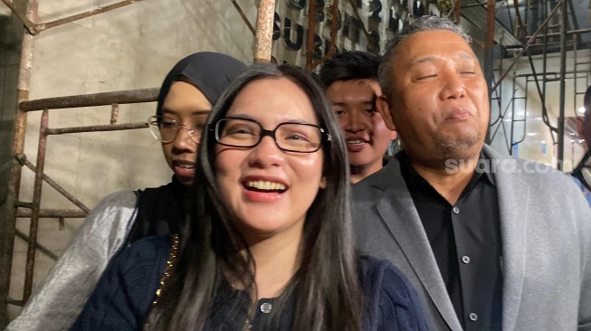 Aktris Davina Karamoy rampung menjalani pemeriksaan sebagai saksi kasus dugaan penipuan umrah Hanania Group di Polda Metro Jaya pada Kamis (18/6/2026). [Suara.com/Tiara]