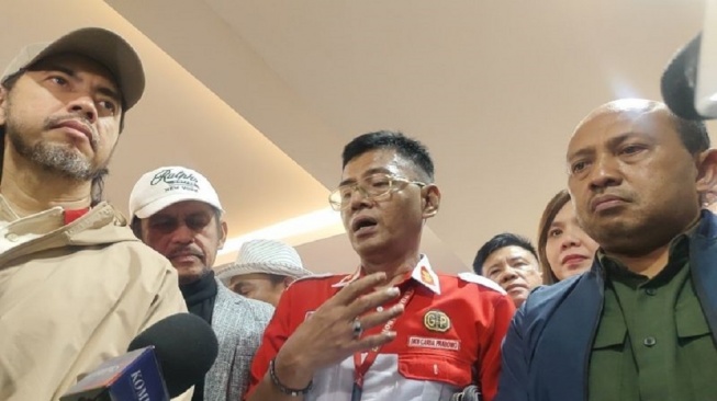 Ketua LBH Garda Prabowo, Daeng Lukman (tengah) memberikan keterangan pers di Gedung Bareskrim Polri, Jakarta, Kamis (18/6/2026). ANTARA/Nadia Putri Rahmani