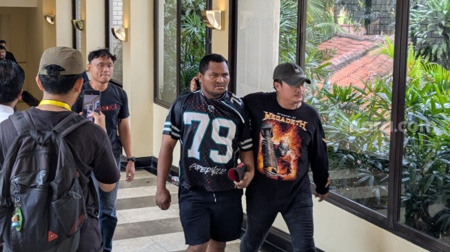 Mencekam! Eksekusi Hotel Sultan Berujung Hujan Batu, 119 Orang Digelandang Polisi