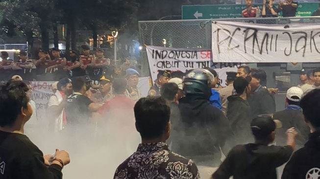 Ketegangan Warnai Demo Mahasiswa di Patung Kuda, Niat Bakar Sampah Picu Gesekan dengan Polisi