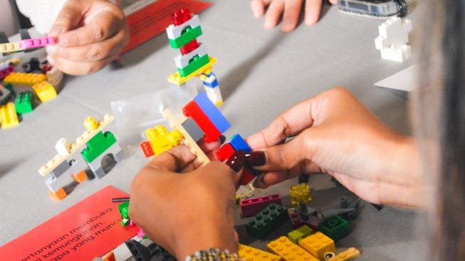 Keseruan merakit bricks mengikuti prompt reflektif dari Dyah Oetari, Founder Good Duck (ist)