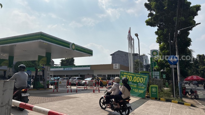 SPBU BP kembali menjual bensin dan dipadati kendaraan, beberapa SPBU Shell dan Vivo masih mengalami keterbatasan stok.Foto Yaumal-Suara.com