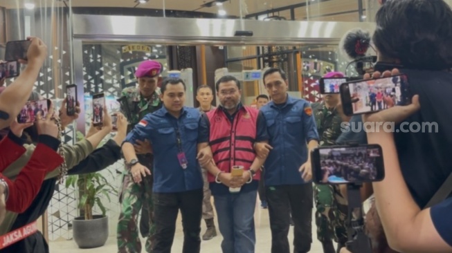 Usai 10 Jam Diperiksa, Sony Sonjaya Keluar dengan Kepala Tegak Tanpa Sepatah Kata