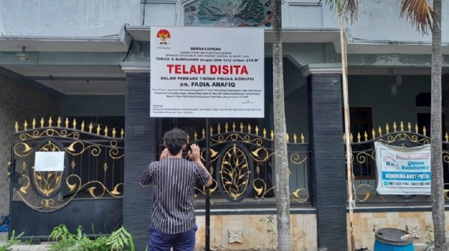 Rumah Mewah Bertingkat di Semarang Disita KPK, Nama Fadia Arafiq Terpampang di Plang