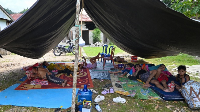 Sejumlah warga mengungsi di bawah tenda sebagai antisipasi gempa susulan di Desa Kamarora B, Kecamatan Nokilalaki, Sigi, Sulawesi Tengah, Rabu (17/6/2026). [ANTARA FOTO/Basri Marzuki/wsj]