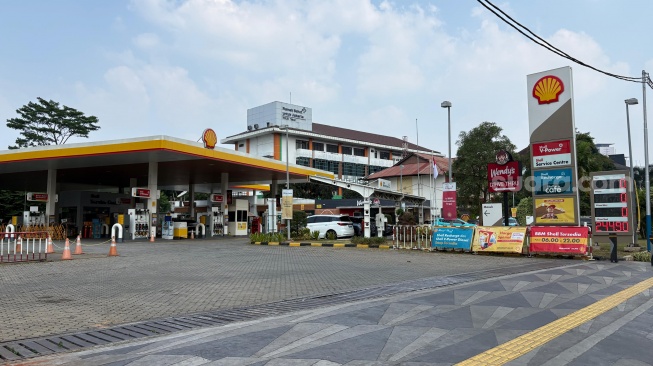 SPBU BP kembali menjual bensin dan dipadati kendaraan, beberapa SPBU Shell dan Vivo masih mengalami keterbatasan stok.Foto Yaumal-Suara.com