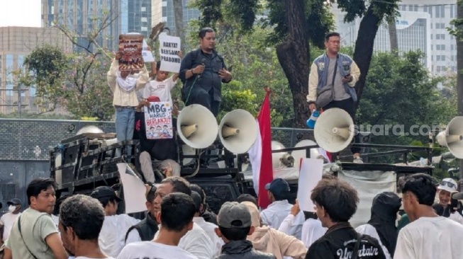 Dua Kubu Massa Berhadapan di Patung Kuda, Saling Adu Argumen soal Program MBG