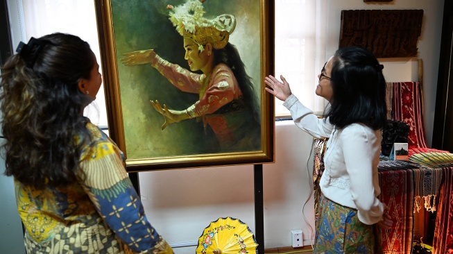 Koordinator Fungsi Penerangan, Sosial dan Budaya Kedubes RI untuk Meksiko, Anggraeni Widiastuti (kanan) menjelaskan kepada pengunjung tentang koleksi Museum Pusat Kebudayaan Indonesia di Kantor Kedubes RI di Mexico City, Jumat (12/6/2026) waktu setempat. [ANTARA FOTO/Aditya Pradana Putra/tom]