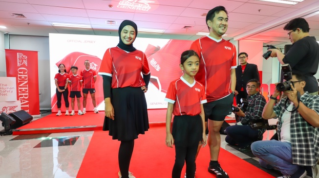 Model menampilkan jersey official untuk Generali Lion Heart Run 2026 di Kantor Pusat Generali Indonesia, Jakarta, Rabu (17/6/2026). [Suara.com/Alfian Winanto] 