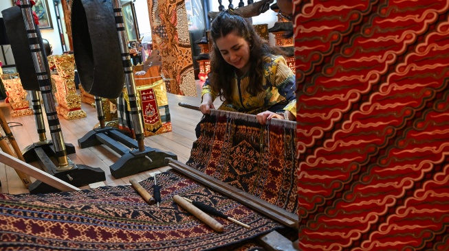 Pengunjung mencoba alat tenun yang menjadi koleksi museum Pusat Kebudayaan Indonesia di Kantor Kedutaan Besar RI di Mexico City, Meksiko, Jumat (12/6/2026) waktu setempat. [ANTARA FOTO/Aditya Pradana Putra/tom] 