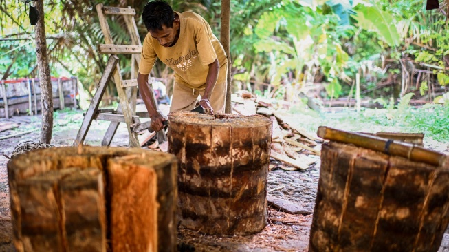 Penjual membelah batang pohon sagu di Tulehu, Kabupaten Maluku Tengah, Maluku, Rabu (17//6/2026). [ANTARA FOTO/Rivan Awal Lingga/tom]
