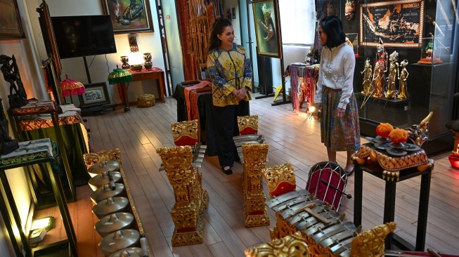 Koordinator Fungsi Penerangan, Sosial dan Budaya Kedubes RI untuk Meksiko, Anggraeni Widiastuti (kanan) menjelaskan kepada pengunjung tentang koleksi Museum Pusat Kebudayaan Indonesia di Kantor Kedubes RI di Mexico City, Meksiko, Jumat (12/6/2026) waktu setempat. [ANTARA FOTO/Aditya Pradana Putra/tom