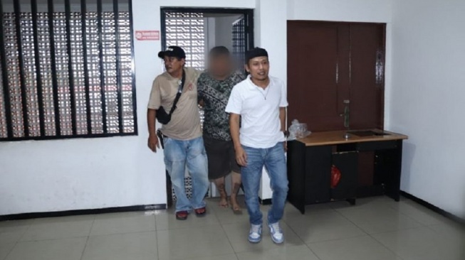 Polisi meringkus seorang pencuri berinisial AF (48) yang beraksi menggunakan modus "ritual membuka aura" dan janji usaha sembako terhadap korban lansia berinisial TW (67) di kawasan Kalideres, Jakarta Barat, Rabu (10/6/2026). ANTARA/HO-Polres Jakbar