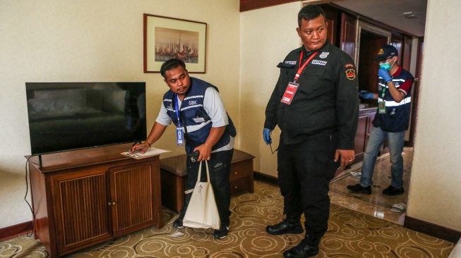 Petugas inventaris mencatat barang-barang yang berada di dalam kamar saat eksekusi pengosongan lahan kawasan eks Hotel Sultan di Blok 15 Gelora Bung Karno, Senayan Jakarta, Kamis (18/6/2026). [ANTARA FOTO/Asprilla Dwi Adha/foc]