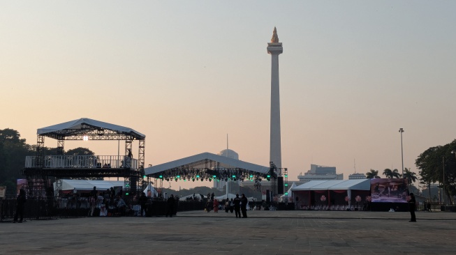 Rombongan jemaah dari berbagai penjuru Jakarta mulai berdatangan ke kawasan Monumen Nasional (Monas), Jakarta Pusat, pada Jumat (19/6/2026) sore untuk menghadiri Haul Akbar Ulama dan Habaib Betawi. [Suara.com/Adiyoga]