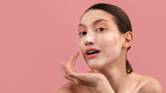 ilustrasi perempuan memakai sabun cuci muka (magnific/freepik)