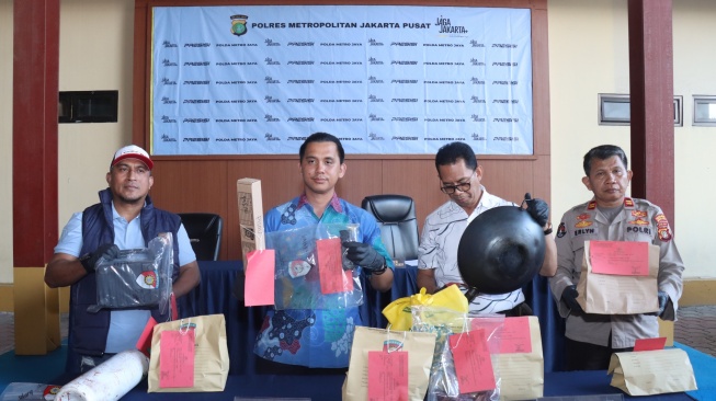 Kasat Reskrim Polres Metro Jakarta Pusat AKBP Roby Heri Saputra (kedua dari kiri) menunjukan barang bukti yang digunakan pelaku untuk menganiaya korban. [Suara.com/istimewa]
