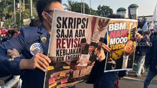 Mahasiswa Trisakti menyampaikan sejumlah tuntutan dalam kasi di depan Gedung DPR RI. (Suara.com/Faqih Fathurrahman)