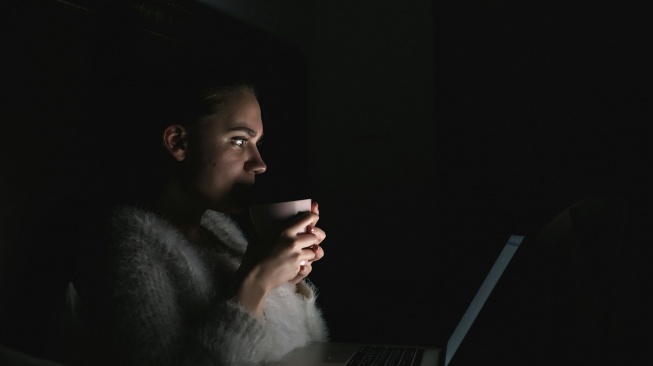 Ilustrasi menonton film dengan situs ilegal. [Unsplash]