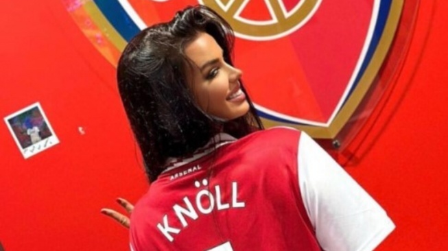 Saat Ivana Knoll Tiba dengan Korset Transparan, Suporter Abaikan Harry Kane Cs