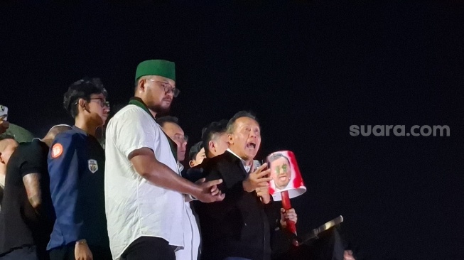 Pimpinan DPR Naik Mobil Komando Temui Massa, Janji Bebaskan 16 Mahasiswa Trisakti dan Bereskan BBM