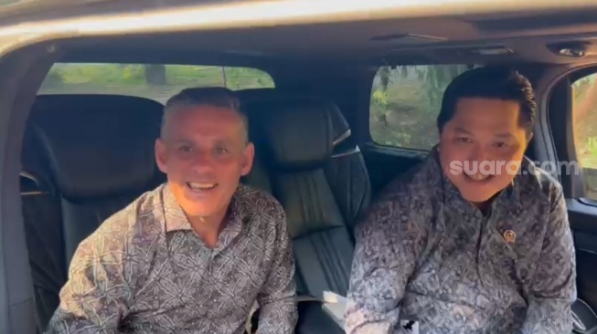 Menpora Erick Thohir serta Pelatih Tim Nasional (Timnas) Indonesia sepak bola John Herdman. (Suara.com/Bagaskara)