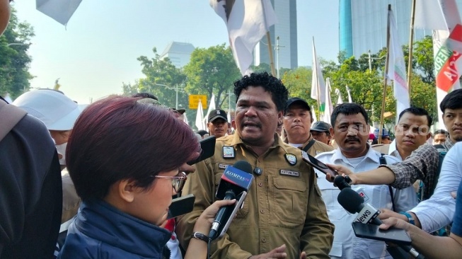 Giliran Kelompok Tani Geruduk Patung Kuda, Suarakan Pengaruh MBG Hingga Reforma Agraria
