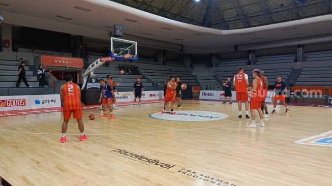 Pemain Pelita Jaya Jakarta berlatih jelang game pertama final IBL 2026 kontra Bogor Hornbills di Pelita Jaya Arena, Jakarta, Kamis (18/6/2026). [Dok. Suara.com/Arief Apriadi]
